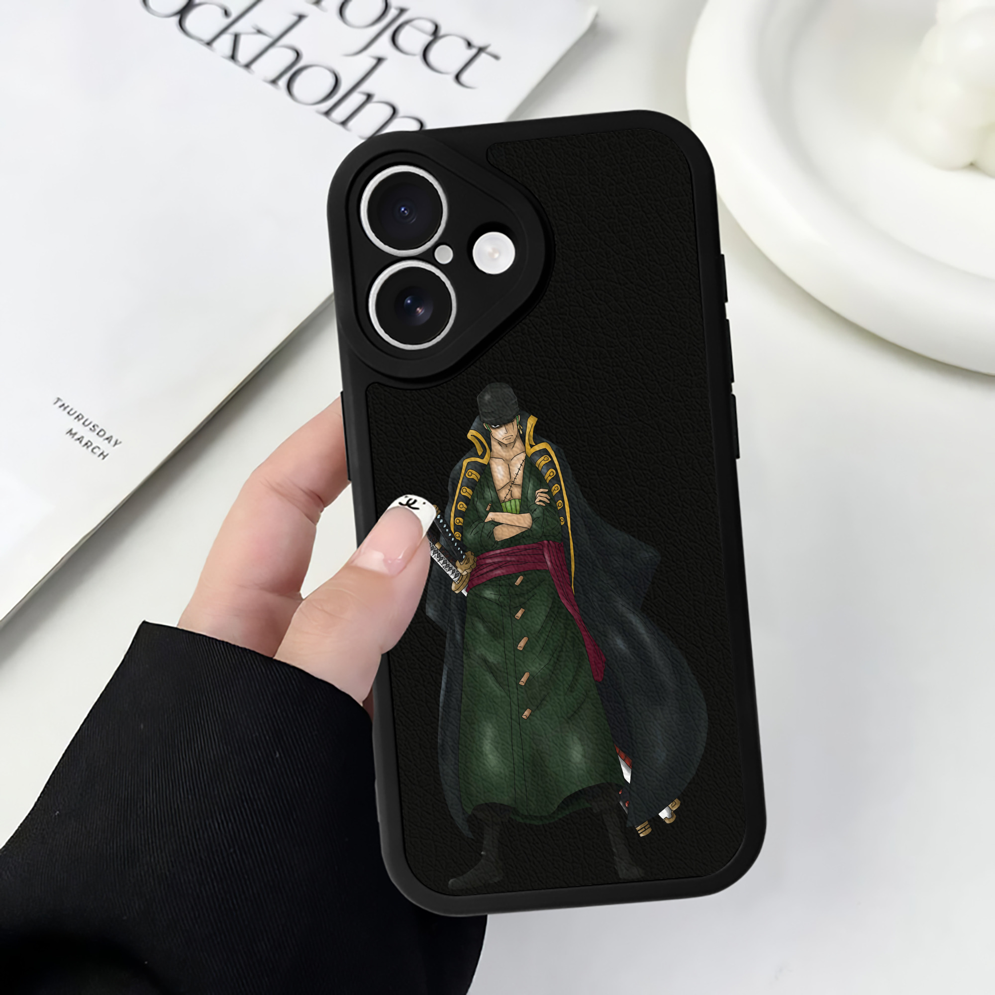 （画像用） ワンピース ロロノア・ゾロ ONE PIECE Roronoa Zoro 【iPhone 16シリーズ対応】シリコンスマホケース（レザー調） 材質：シリコン